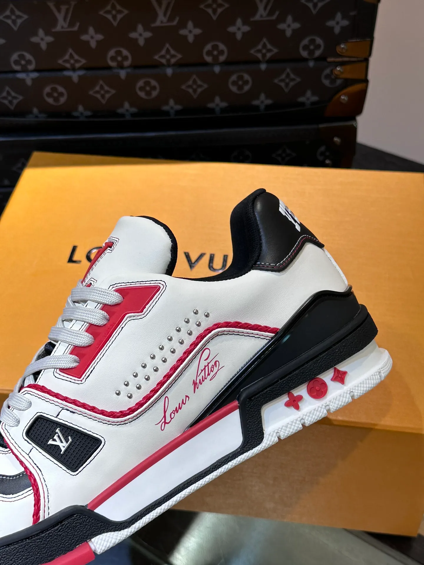 LV P840 men's sneakers, new colors, this LV Trainer sneaker is made of grained calf leather in colorful tones, with rivet decoration on the upper and handwritten Louis Vuitton logo on the side, which contrasts with the western-style Vuitton logo on the rear. The original construction was designed by Virgil Abloh and is inspired by vintage basketball shoes. Continuing the complex upper, the rubber-injected rubber outsole continues the iconic elements, with LV letters on the tongue and sides, Vuitton logo on the rear, Monogram flowers on the outsole, handwritten Louis Vuitton logo on the side, and standard insoles to continue the comfort experience. Comes with original box and complete packaging. Size: 38-45.